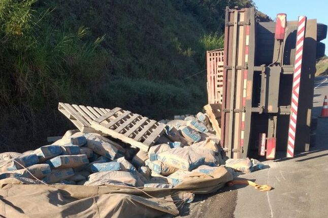 Caminhão tomba na BR-146