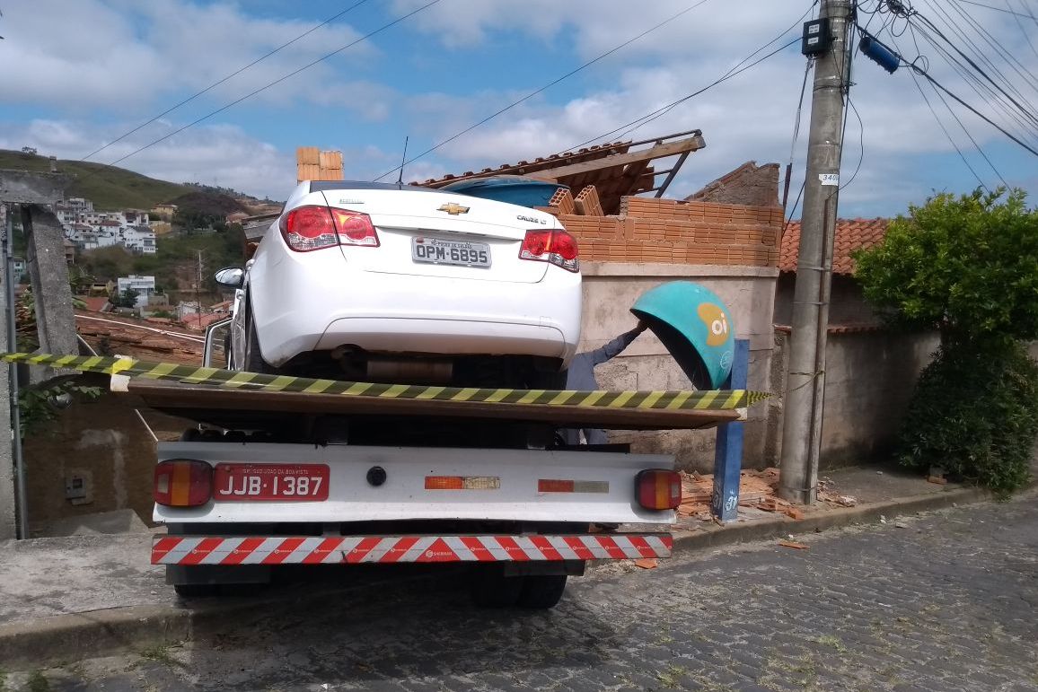 Caminhão desgovernado invade casa