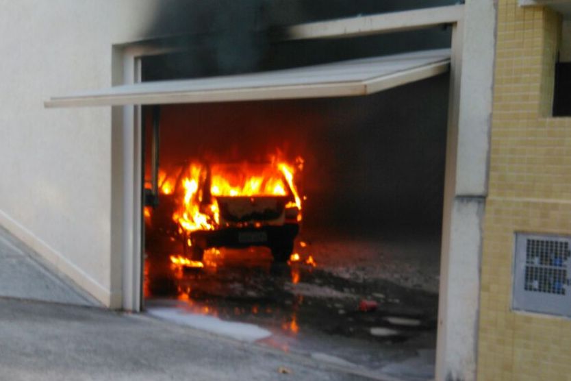 Incêndio destrói carro e motos