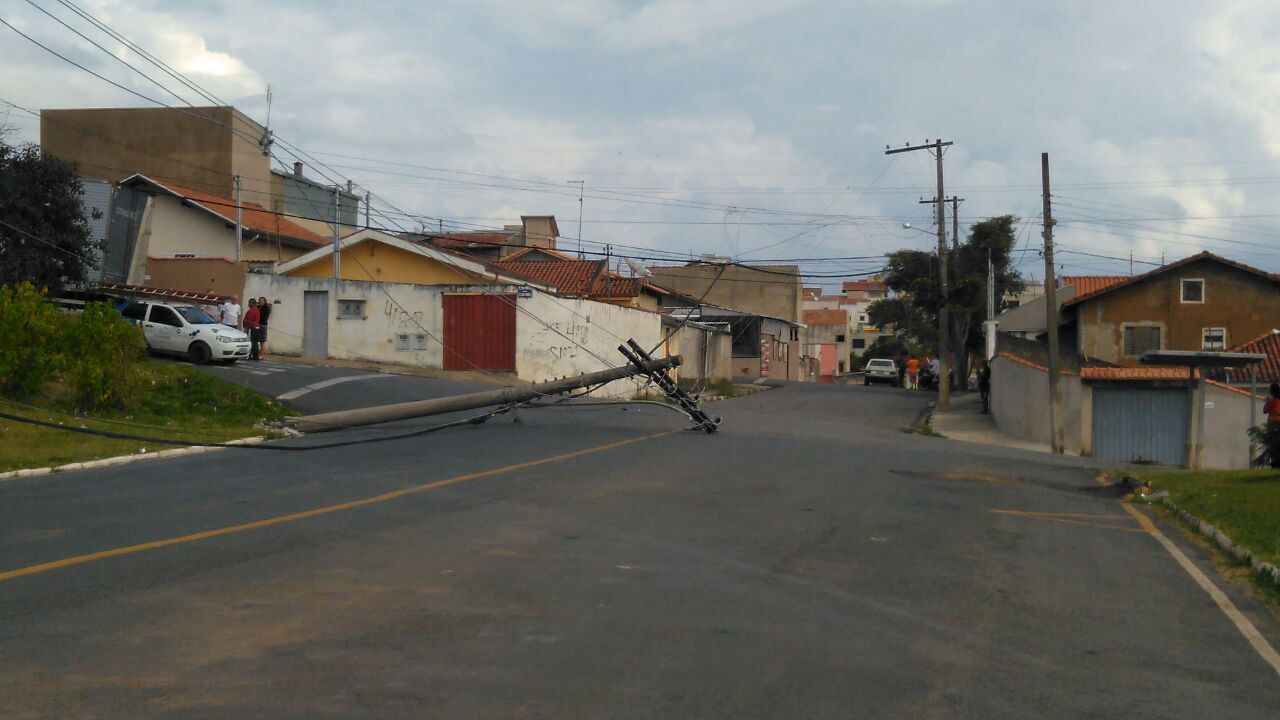 Caminhão derruba poste no Maria Imaculada