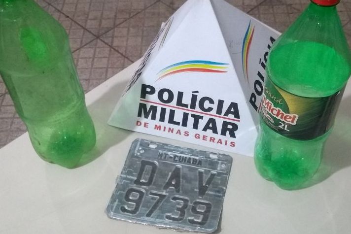 PM apreende moto com placa de papelão