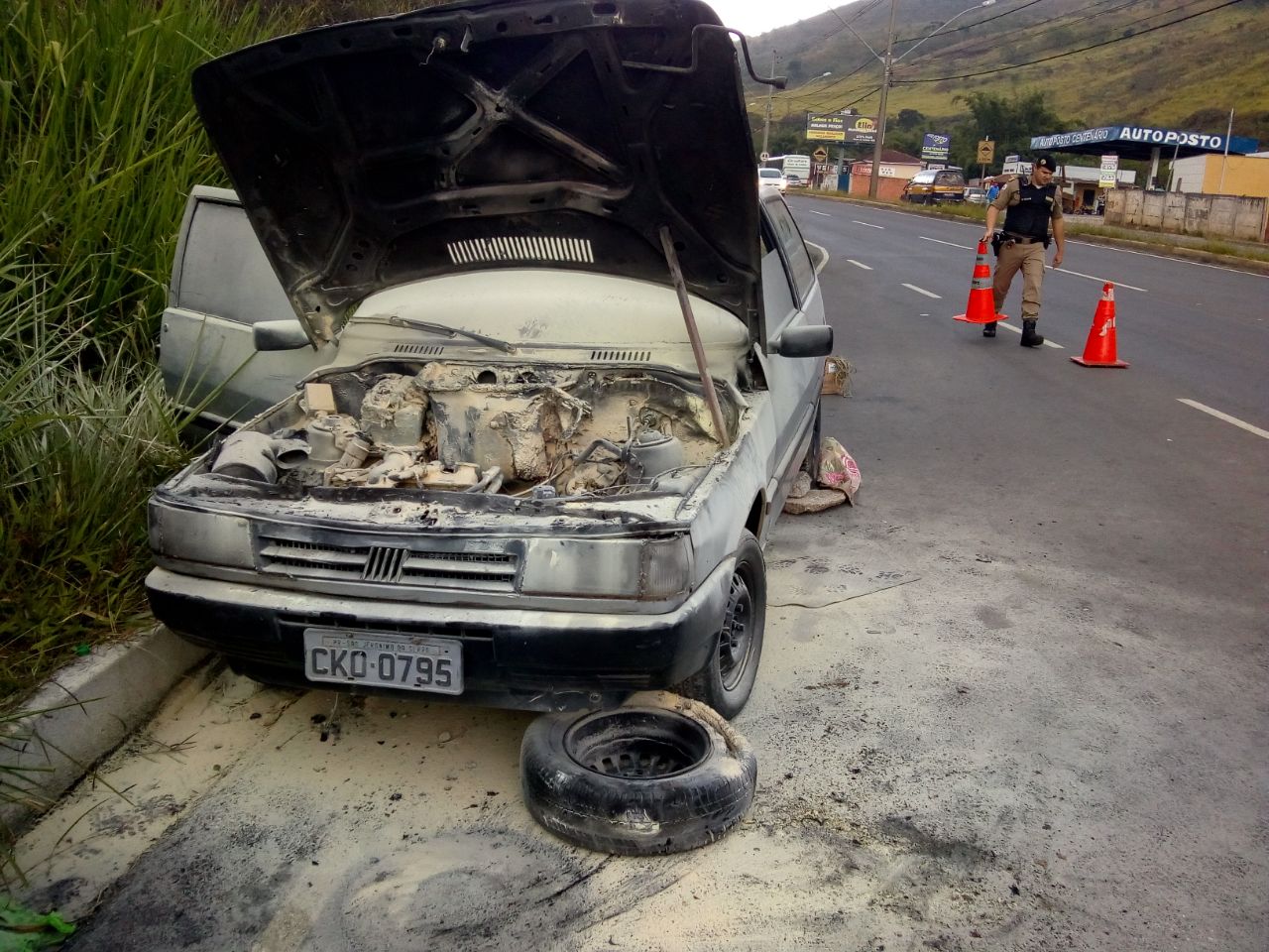 Carro pega fogo na Edmundo Cardillo
