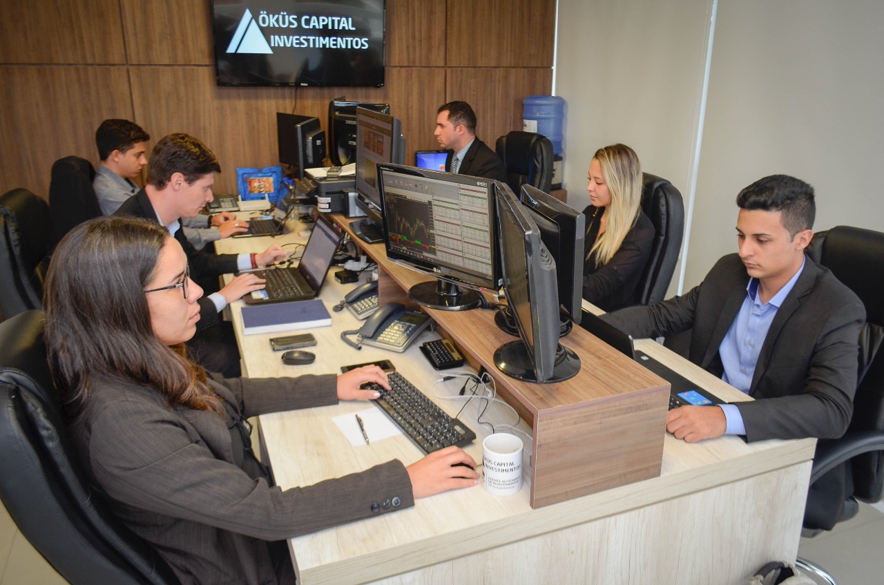 Investir em ações é arriscado, mas pode encurtar caminho para o primeiro milhão