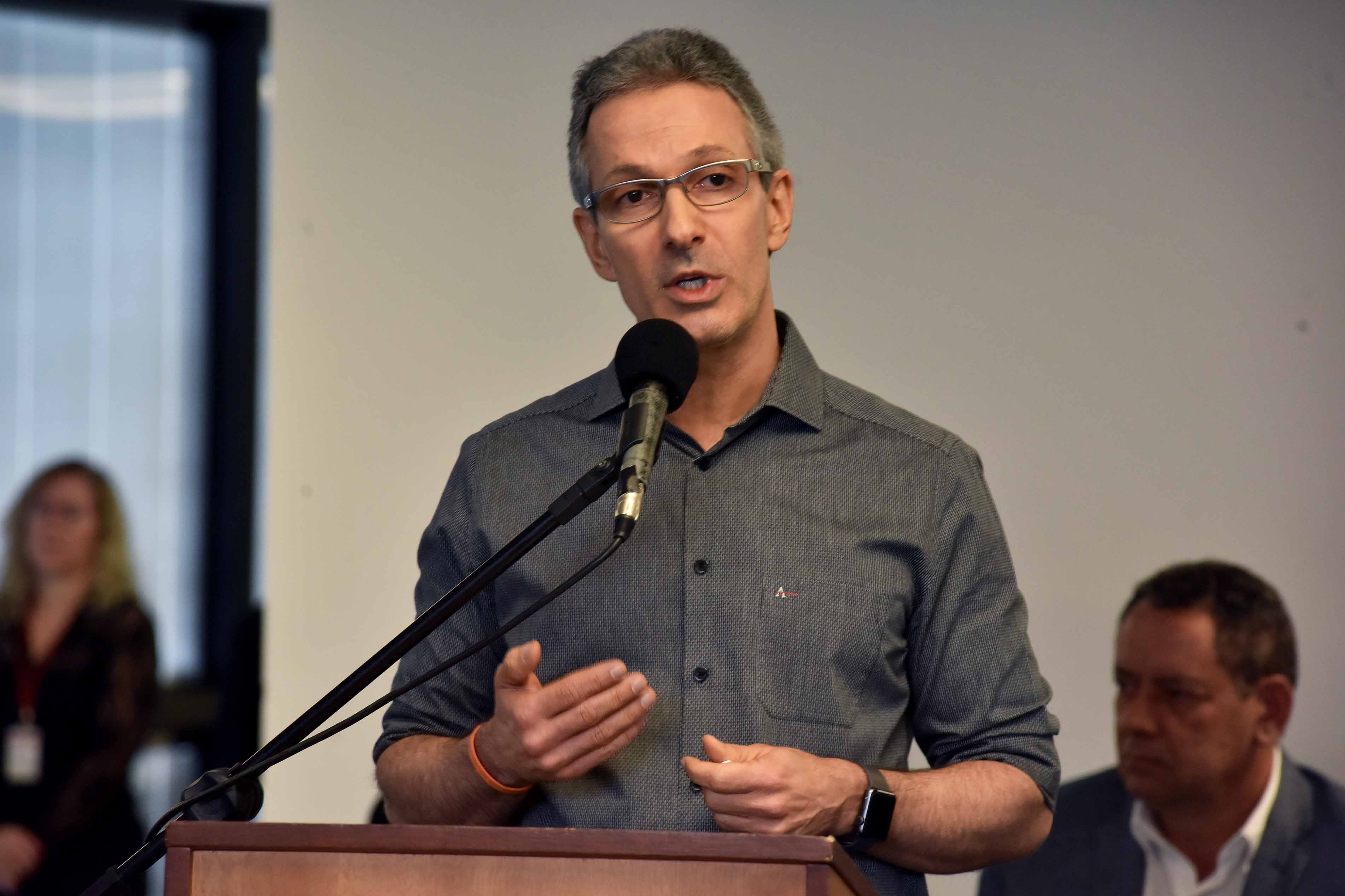 Zema anuncia data de pagamento dos salários de abril