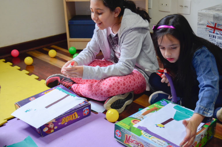 Oficinas ensinam inglês com arte, jogos e culinária