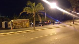 Caminhão tomba na avenida João Pinheiro