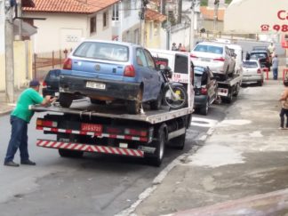Blitz termina com 15 veículos apreendidos em Poços
