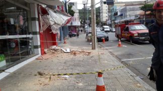 Beiral cai sobre marquise na rua Assis