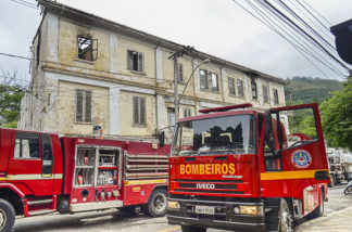 Novo incêndio no Sobrado Conde Prates destrói restante do telhado