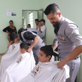 VOLUNTARIADO | Barbeiros cortam cabelo de crianças do Projeto Bem Viver