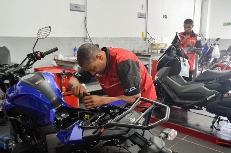 Oficina mecânica tem profissionais treinados pela Yamaha