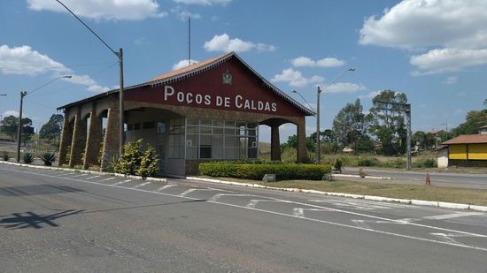 Prefeitura proíbe entrada de ônibus de turismo em Poços