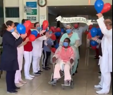COVID-19 | Mulher comemora aniversário com alta hospitalar