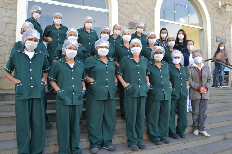 SANTA CASA | Empresa doa uniformes para equipe de higienização