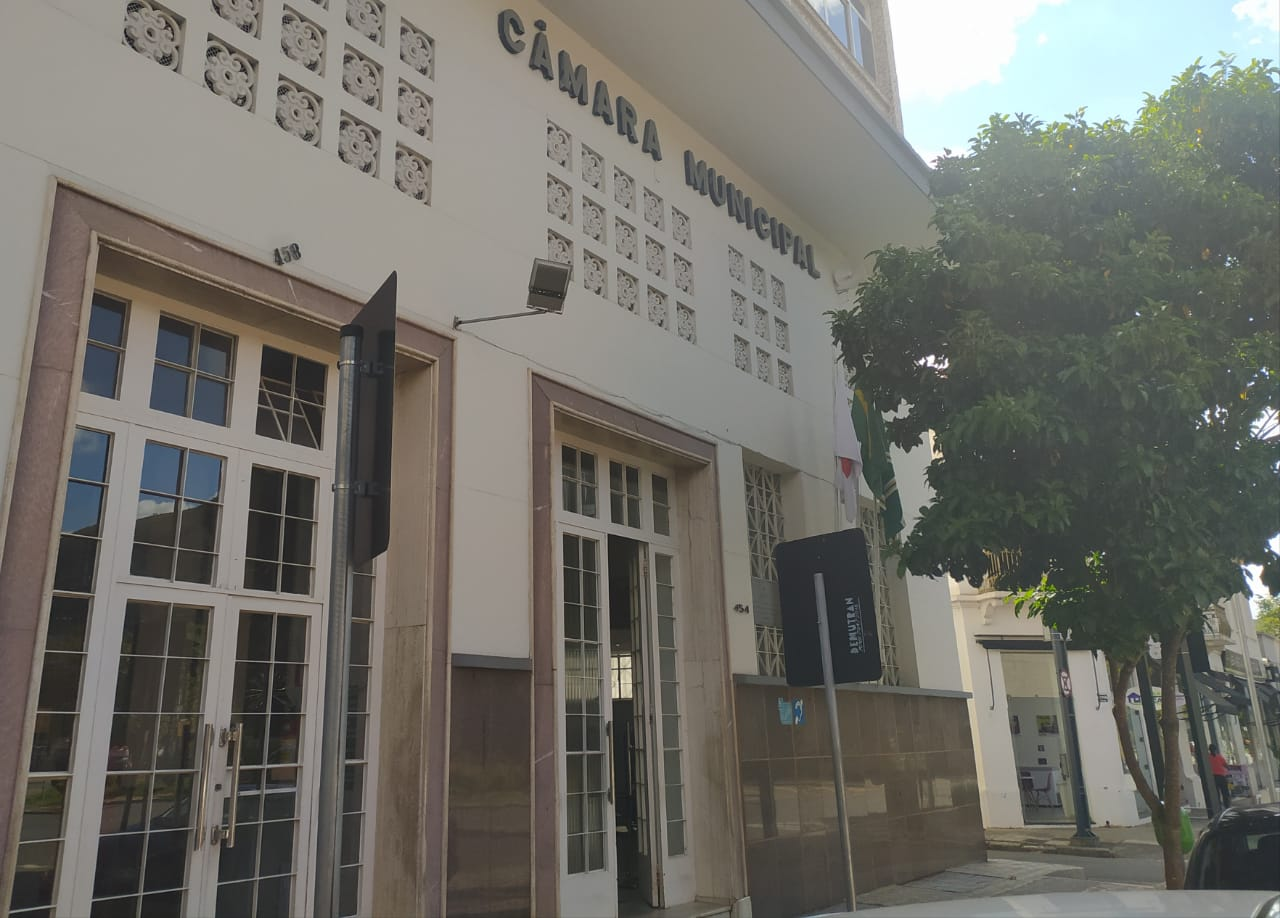 Câmara de Poços reabre expediente presencial diário