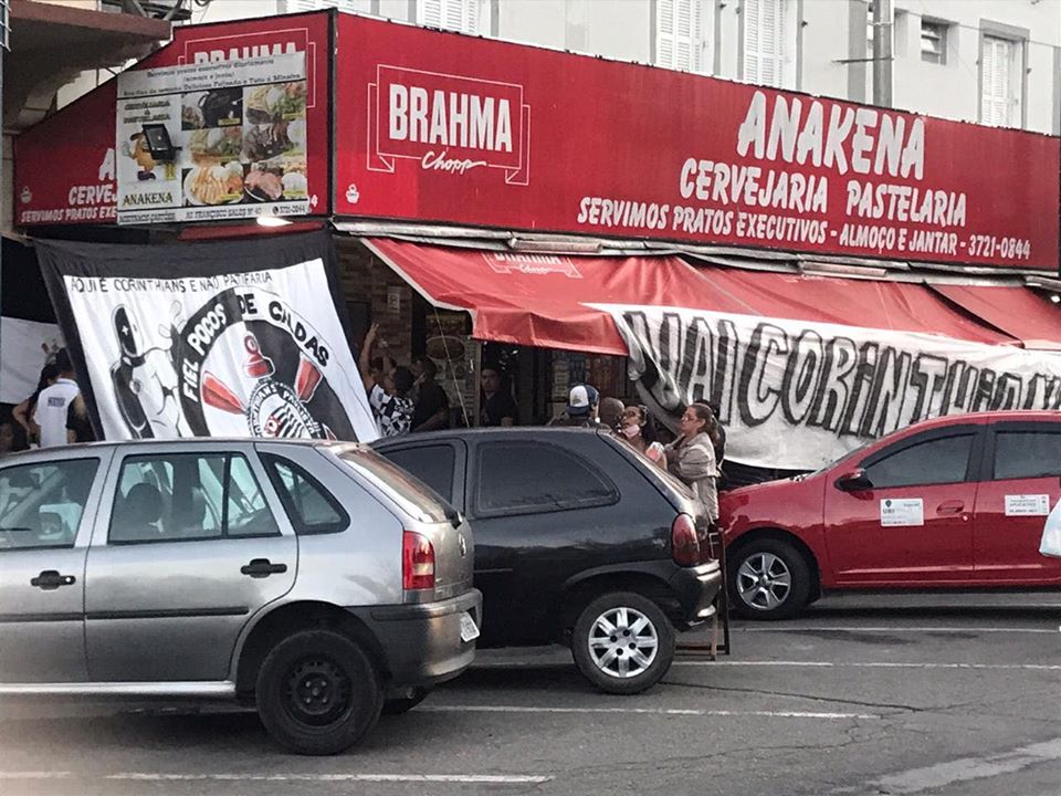 Aglomeração de torcedores termina com prisão de donos de bares