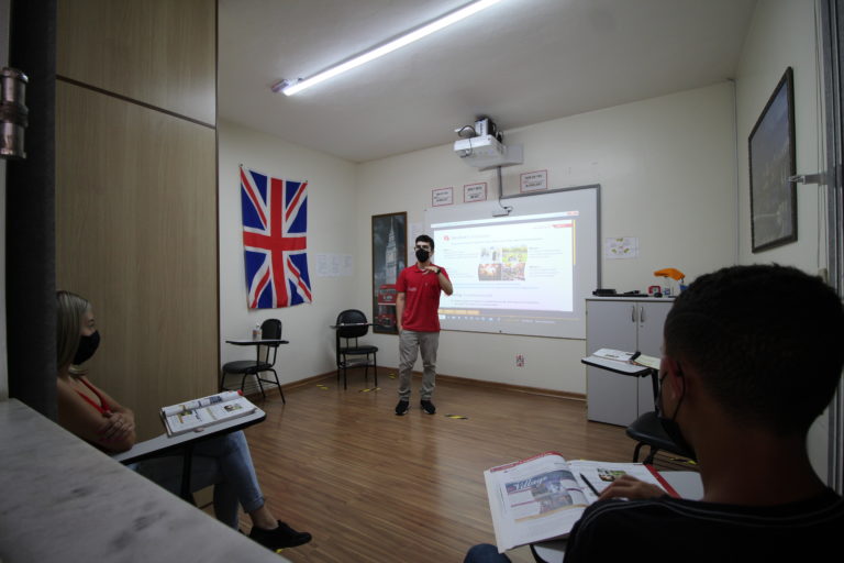 INGLÊS NATIVO | Franklin American School abre vaga para professor