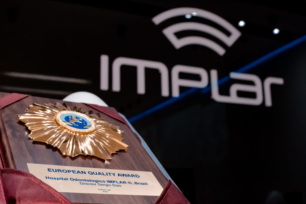 Condecorações que reconhecem Implar como uma das 100 melhores empresas do mundo chegam à sede da empresa