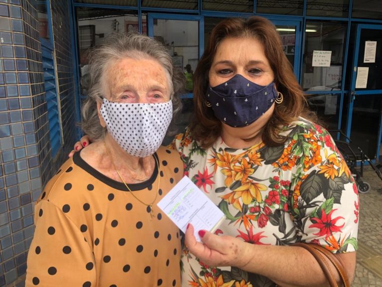 COVID-19 | Idosos comemoram vacinação em Poços de Caldas