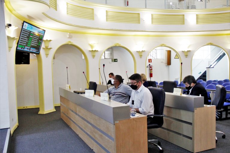 VACINAÇÃO | Vereadores pedem inclusão de profissionais de educação e farmácia nos grupos prioritários