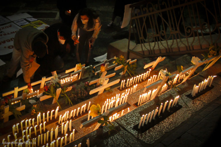 Ato homenageia as vítimas da covid-19 em Poços de Caldas