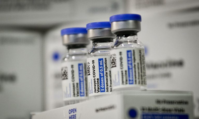 Vacina contra covid-19 será aplicada até as 11h30 nesta sexta-feira
