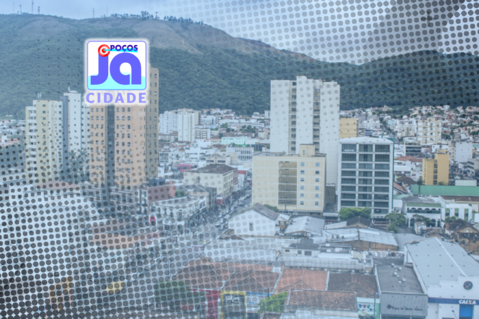 Caminhonete sem motorista desce rua no Centro de Poços