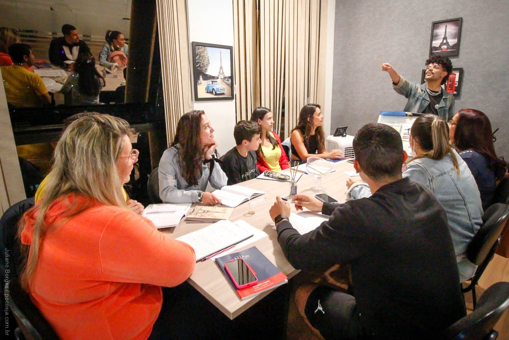 Escola de inglês com método intensivo oferece uma semana de aulas gratuitas