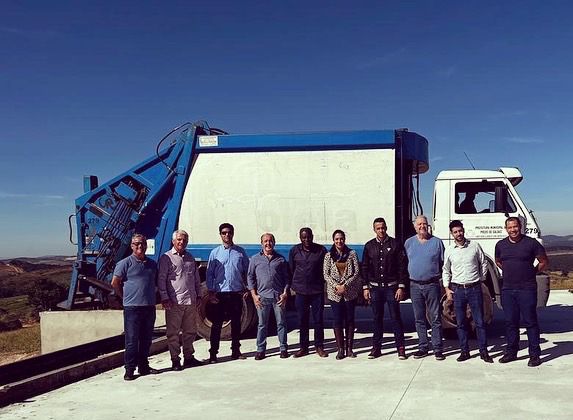 Vereador Douglas Dofu confere obras na área de transbordo do lixo
