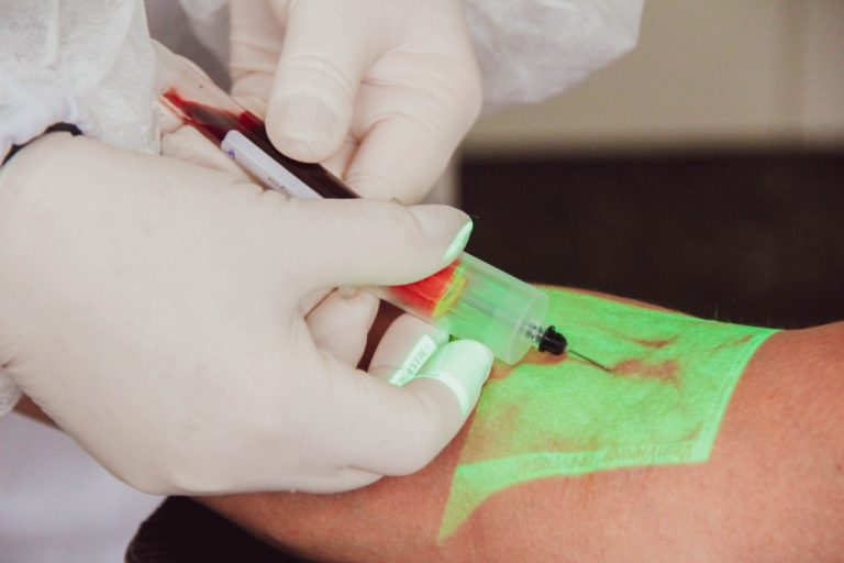 Hemograma auxilia no diagnóstico de doenças como anemia e leucemia; saiba mais sobre o exame