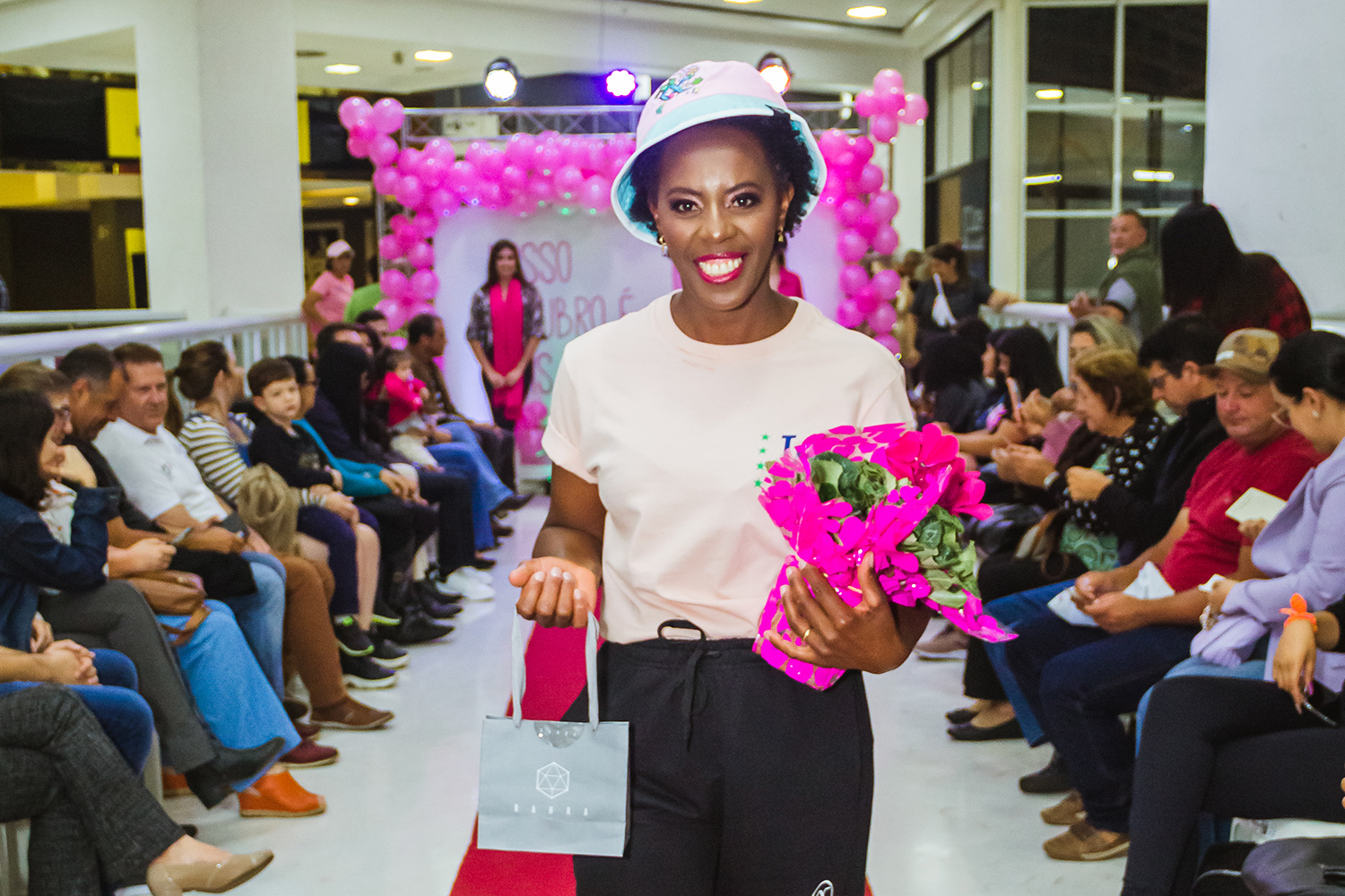 OUTUBRO ROSA | Mulheres participam de desfile no Shopping Poços de Caldas