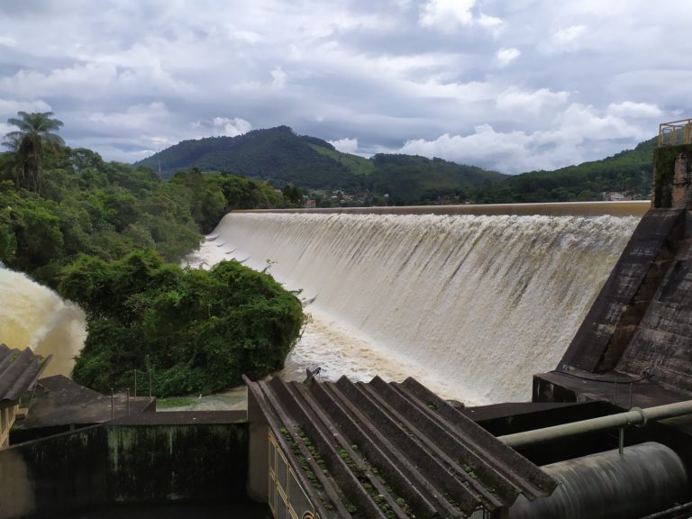 Chuvas enchem reservatórios de Poços meses antes do previsto