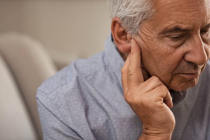 Perda auditiva contribui para desenvolvimento do Mal de Alzheimer, apontam estudos