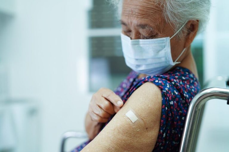 Idosos acima de 70 anos estão na fase 1 da vacina bivalente contra covid-19