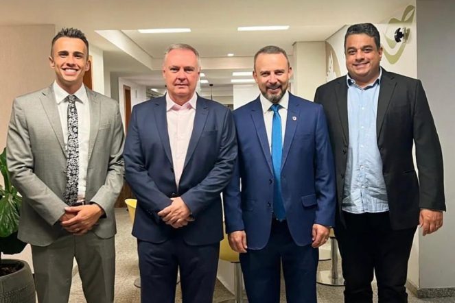 Prefeito e secretário de Governo participam da posse dos deputados em BH