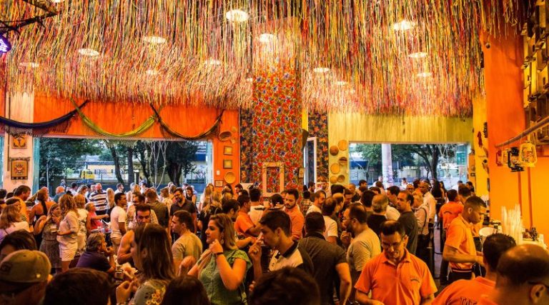 Faturamento de bares e restaurantes deve crescer até 30% no carnaval