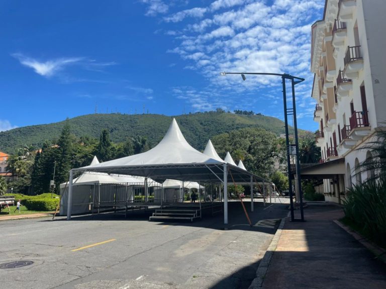 Estrutura para o carnaval começa a ser montada