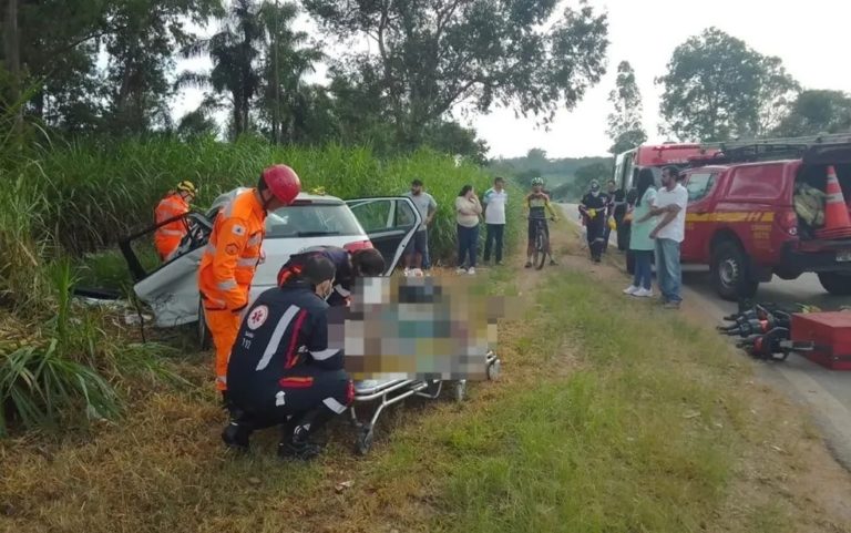 Moradores de Poços ficam feridos em acidente na BR-146