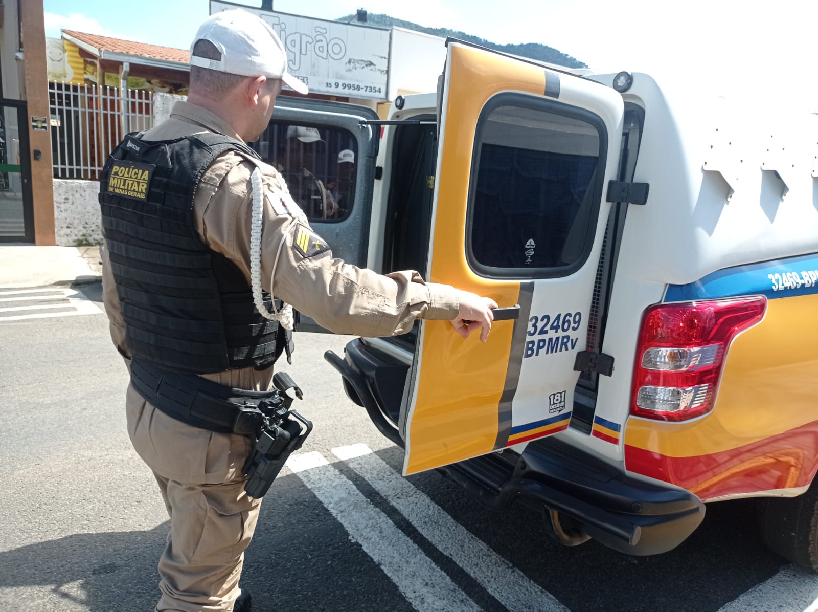 Foragido é preso às margens de rodovia em Poços