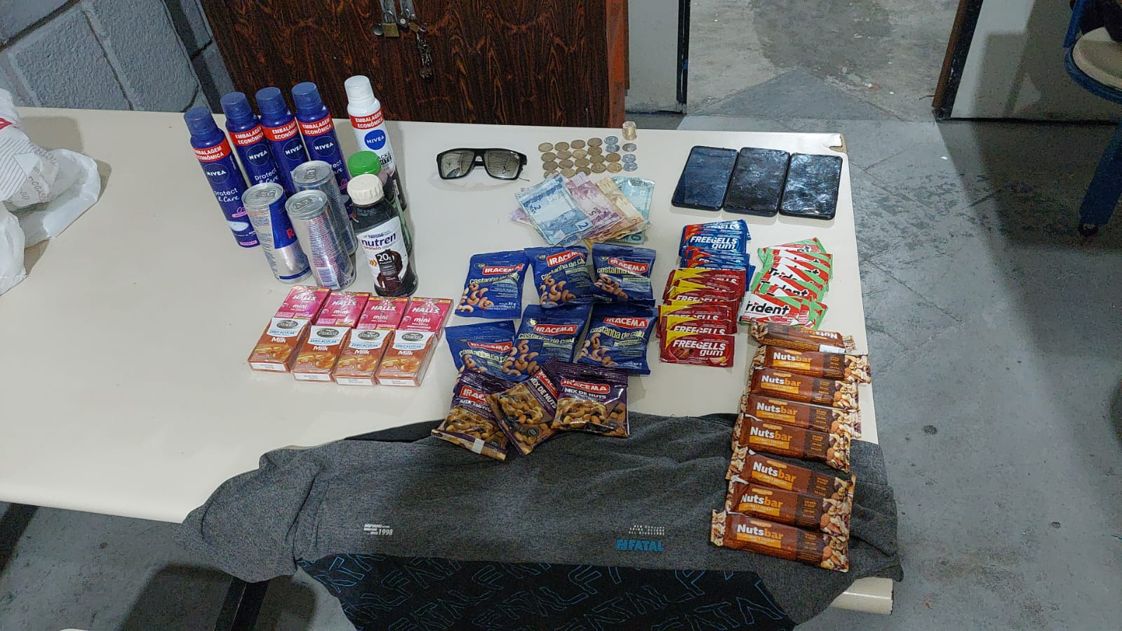 Ladrão assalta farmácia e tranca funcionários no banheiro