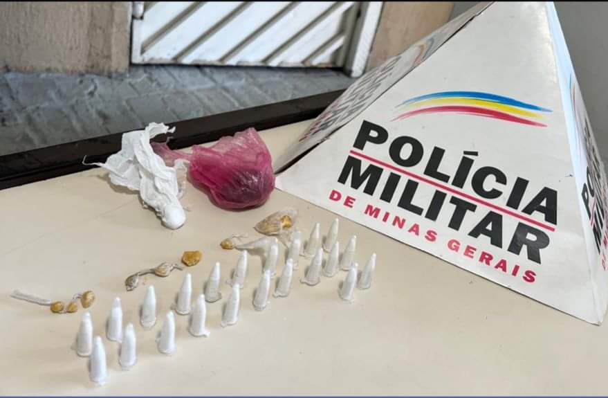 Blusa com drogas é abandonada em praça central