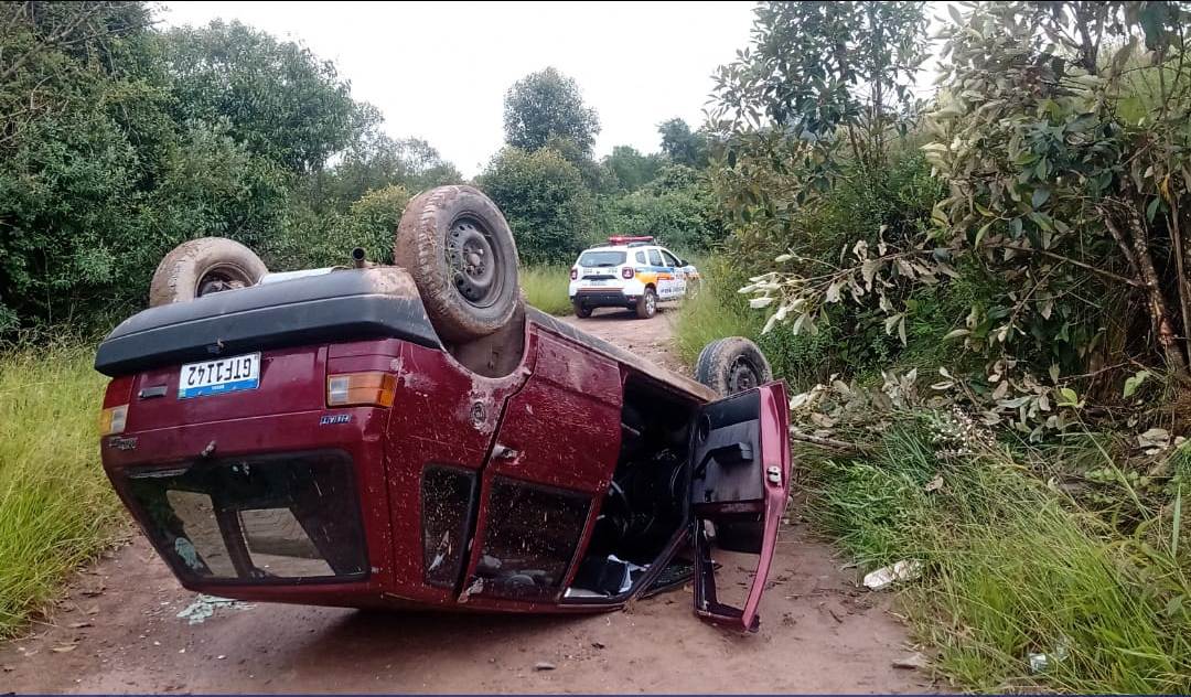 Carro furtado é abandonado após capotar