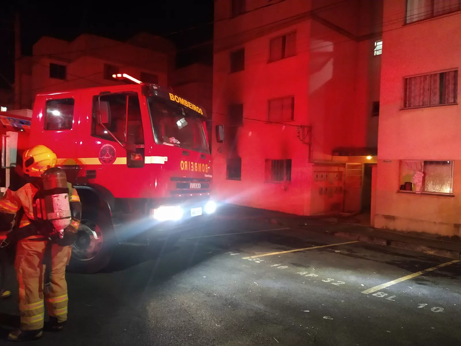 Mulher passa mal após incêndio em apartamento
