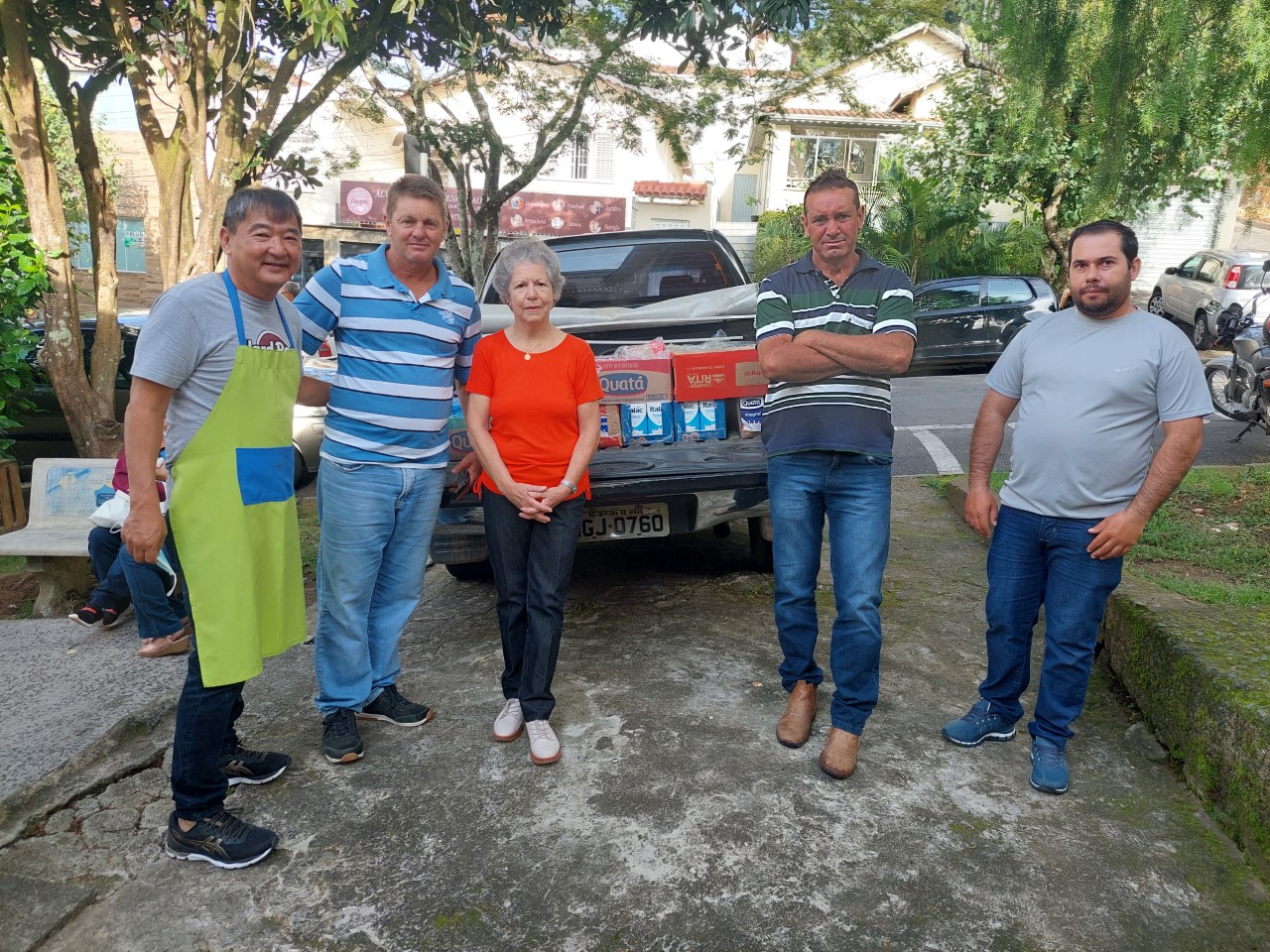 Produtores de Ibitiúra fazem doação para o Café Cacon de Poços