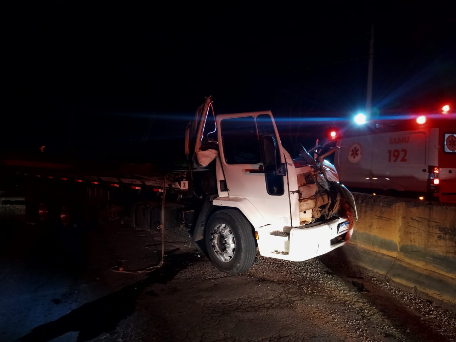Motorista fica gravemente ferido após bater caminhão na Serra de Campestrinho