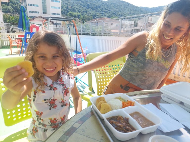 Pequenos pacientes recebem uma alegre refeição com doação do Banco de Alimentos