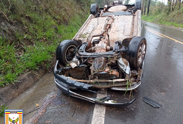 Carro capota e deixa duas pessoas feridas
