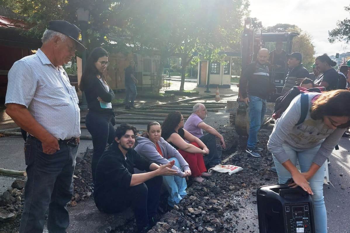 Em mais um dia de protestos, comerciantes tentam impedir avanço das obras da Alameda Poços