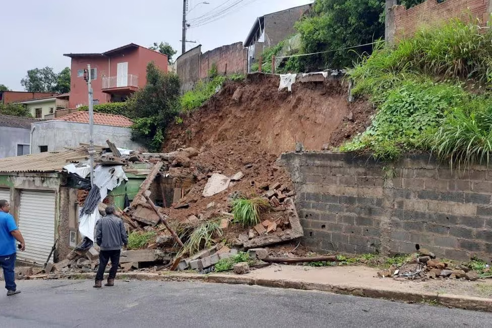 Defesa Civil registra mais de 100 casos relacionados com as chuvas em Poços