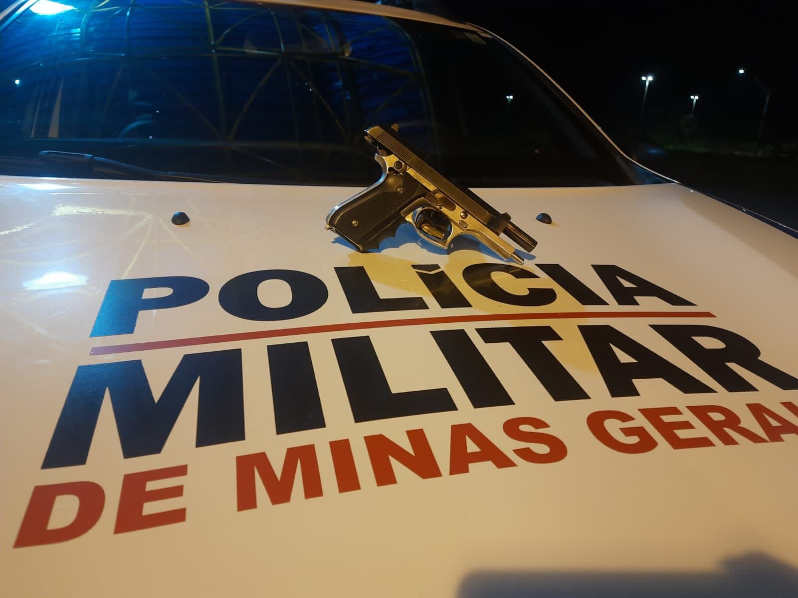 Homem exibe arma durante festa na zona sul